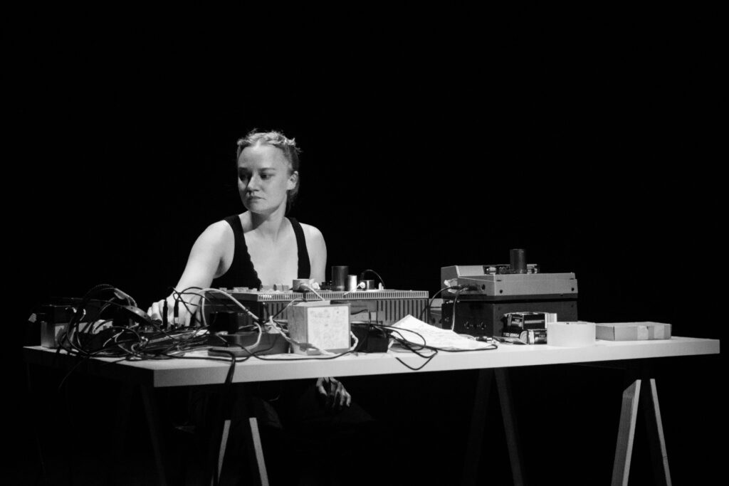 ANIMA MUNDI #5
mit Railroad Concète (JD Zazie & Heidrun Schramm) und Augustè Vickunaitè

Sound-Performance am 26. Oktober um 18:30 Uhr in der Kunsthalle Lausitz